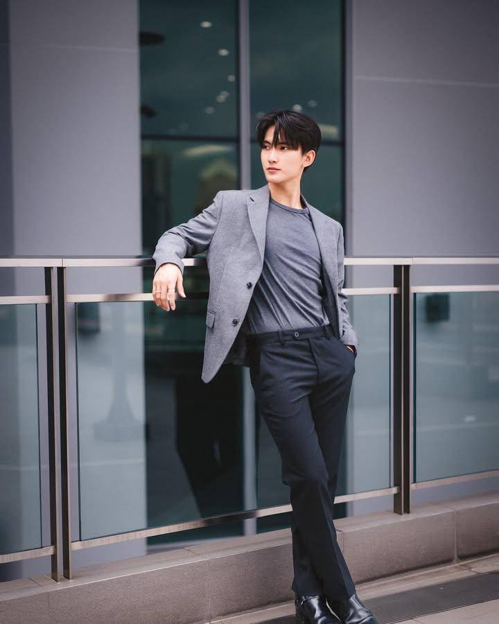 outfit smart casual ala First Chalongrat (Instagram.com/first_fh)