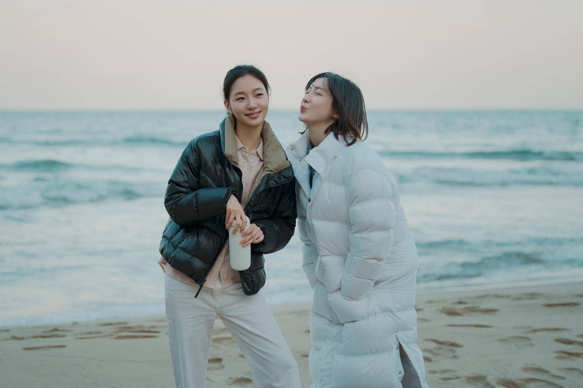 Kim Go Eun dan Park Ji Hyun di BTS You and Everything Else