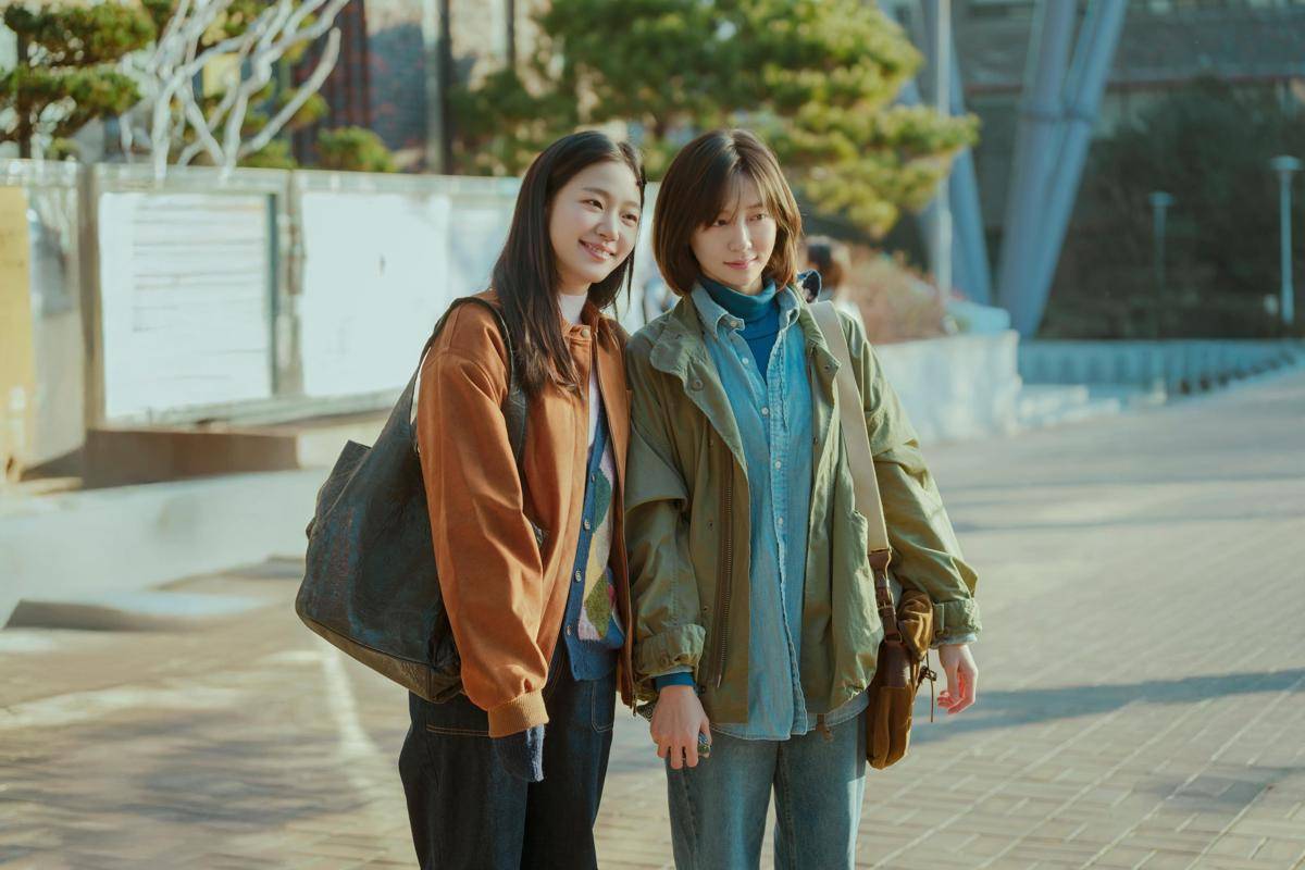 Kim Go Eun dan Park Ji Hyun di BTS You and Everything Else