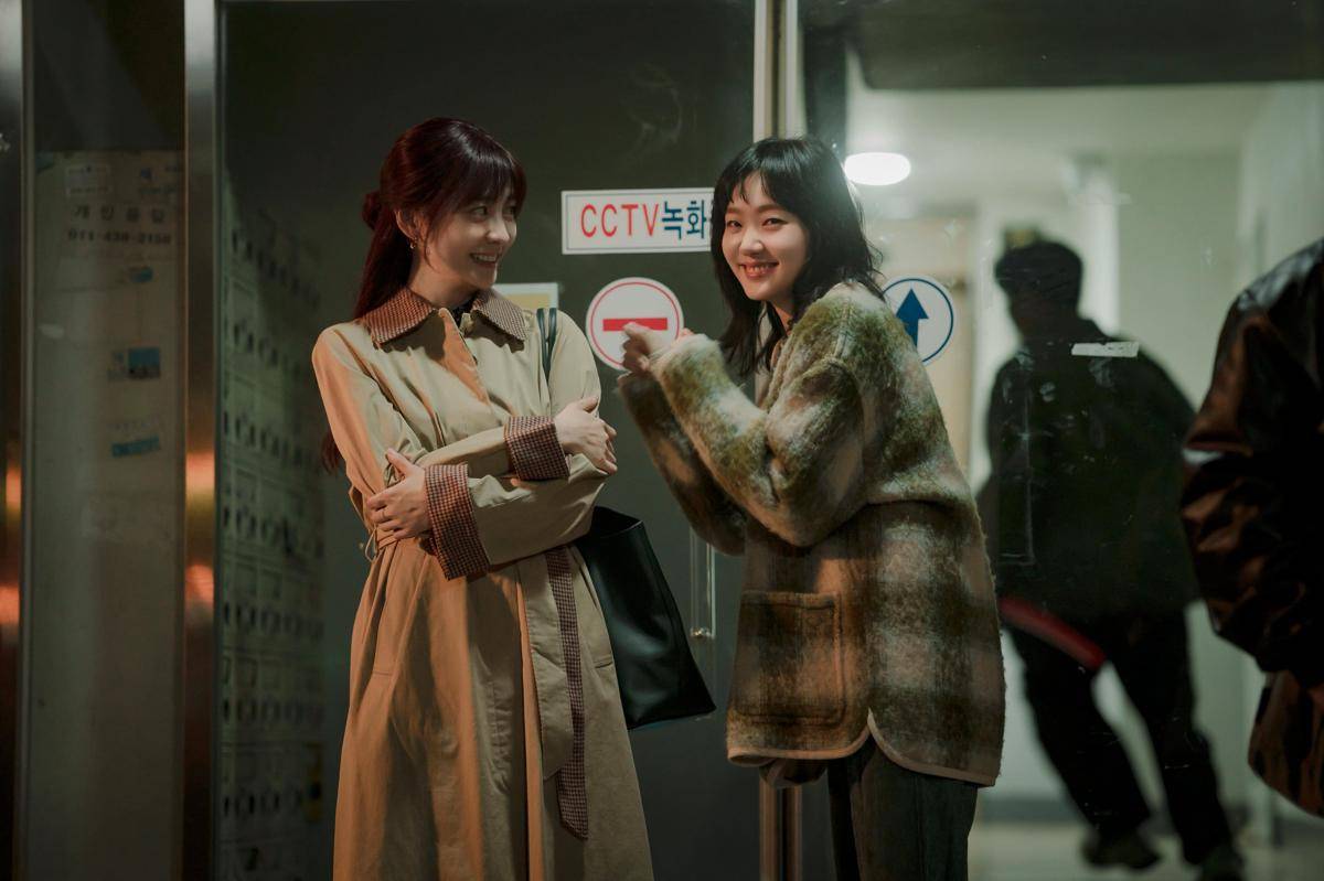 Kim Go Eun dan Park Ji Hyun di BTS You and Everything Else