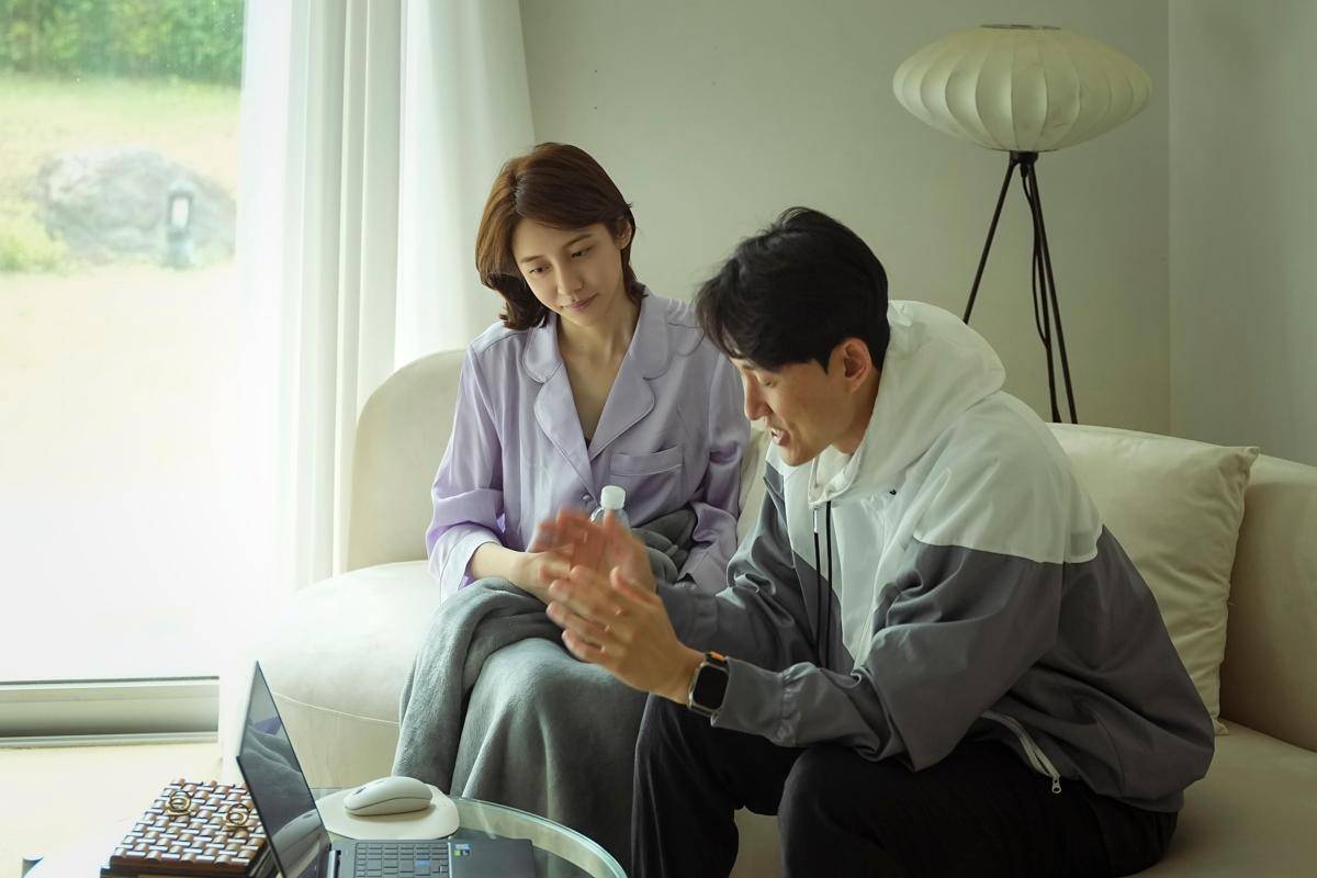 Kim Go Eun dan Park Ji Hyun di BTS You and Everything Else