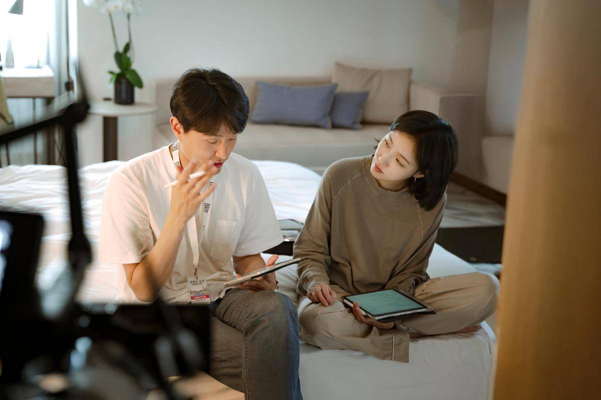 Kim Go Eun dan Park Ji Hyun di BTS You and Everything Else