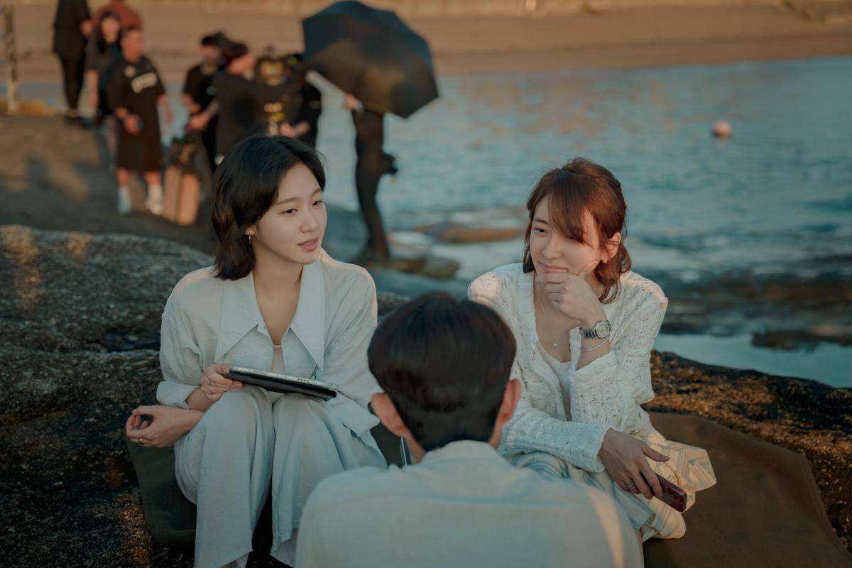 Kim Go Eun dan Park Ji Hyun di BTS You and Everything Else