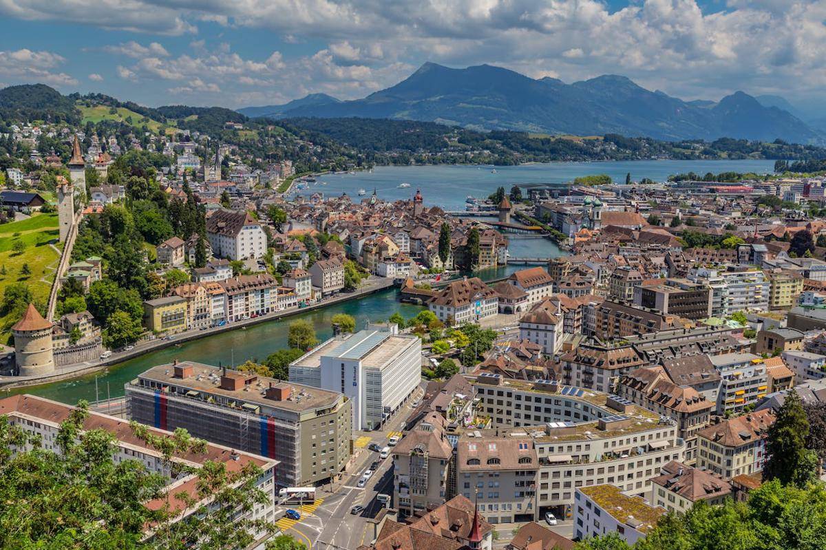 ilustrasi negara Swiss (pexels.com/Sergey Guk)