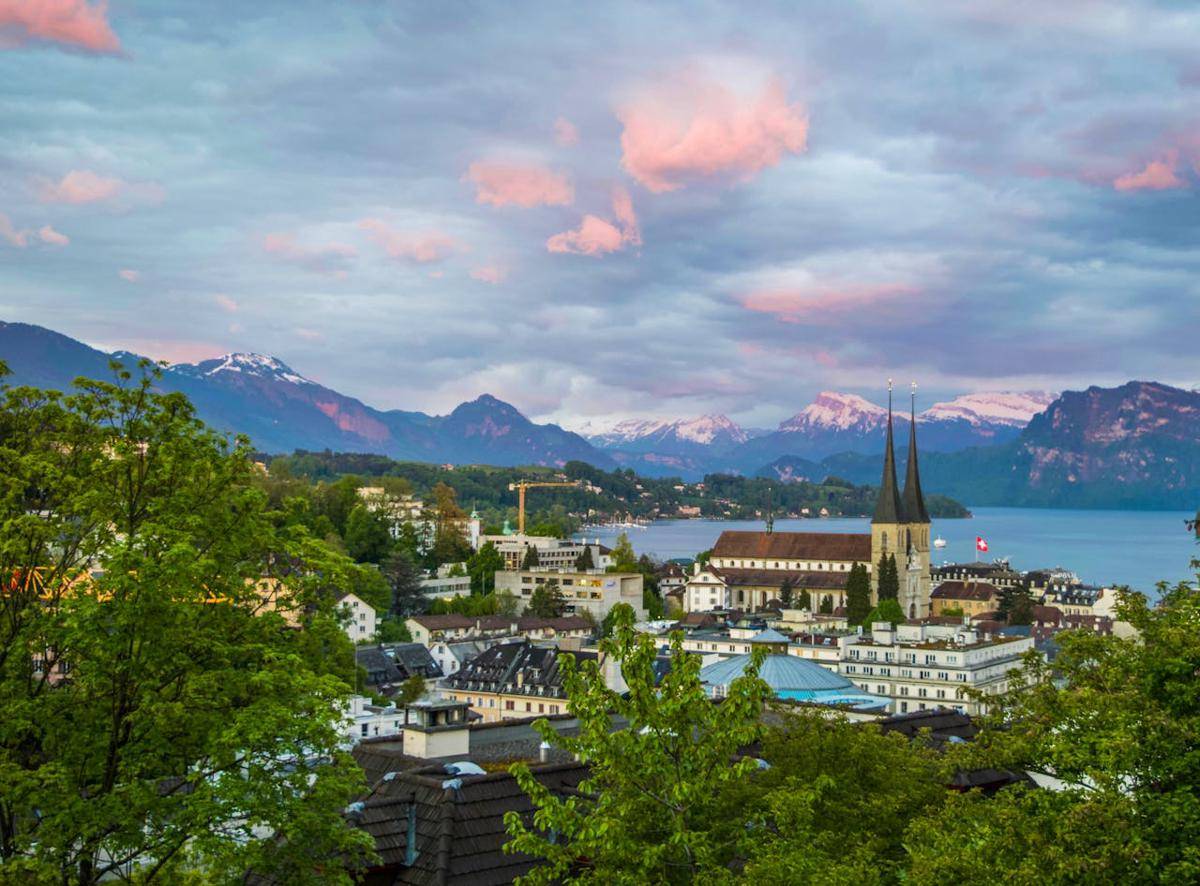 ilustrasi negara Swiss (pexels.com/Gotta Be Worth It)