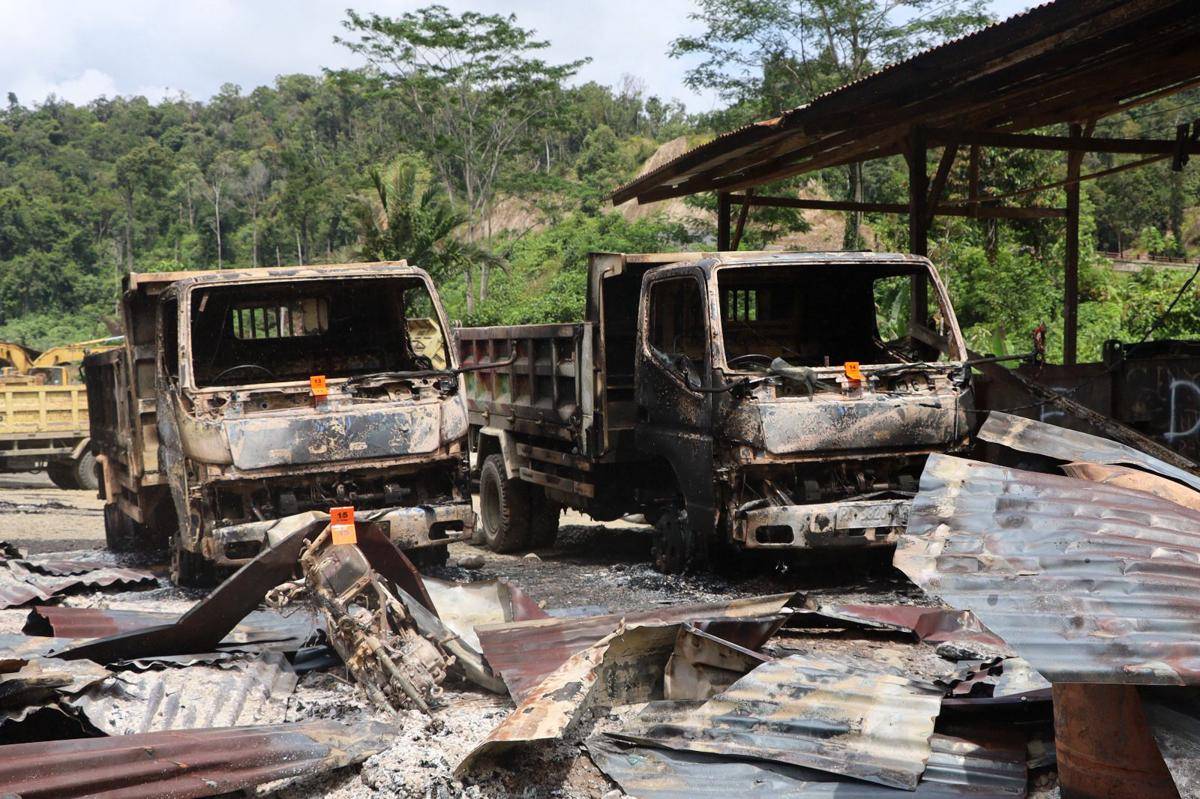 Sejumlah rumah dan kendaraan dibakar massa di Yalimo, Papua Pegunungan, Selasa (16/9/2025). (IDN Times/Istimewa)