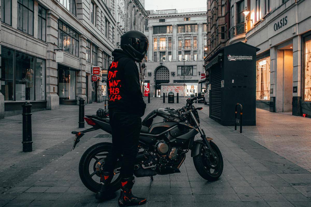 ilustrasi pria dengan hoodie dan motor (unsplash.com/Joshua Lawrence)