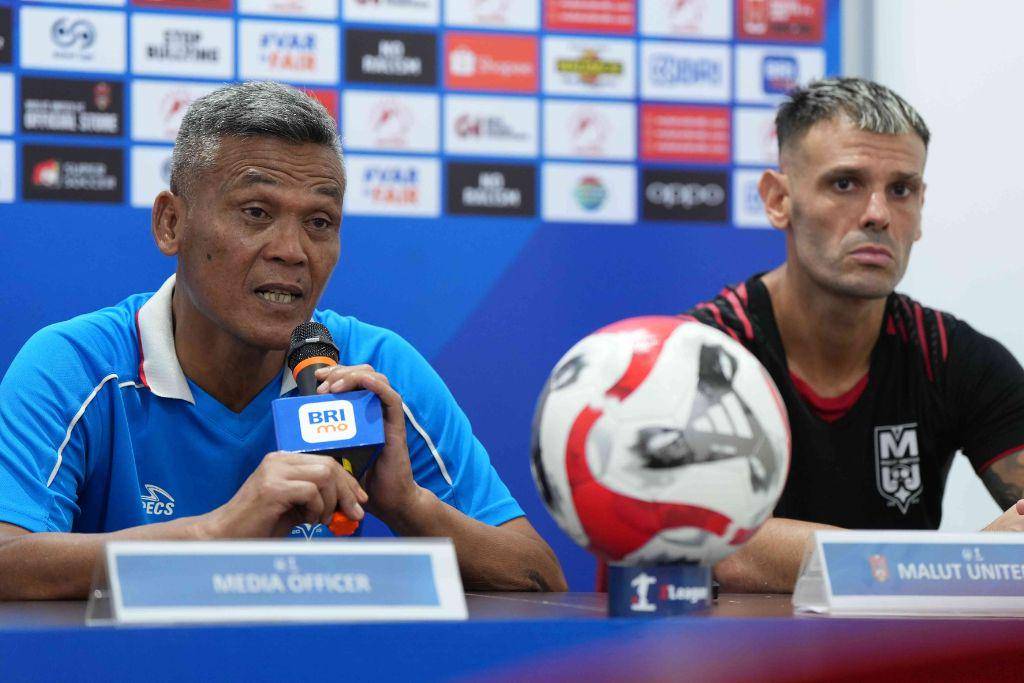 Pelatih kepala Malut United, Hendri Susilo (kiri), dan gelandang Tyronne Del Pino (kanan) dalam sesi jumpa pers pra-pertandingan pekan keenam BRI Super League 2025/2026 pada 18 September 2025. (Dok. Ofisial Malut United)