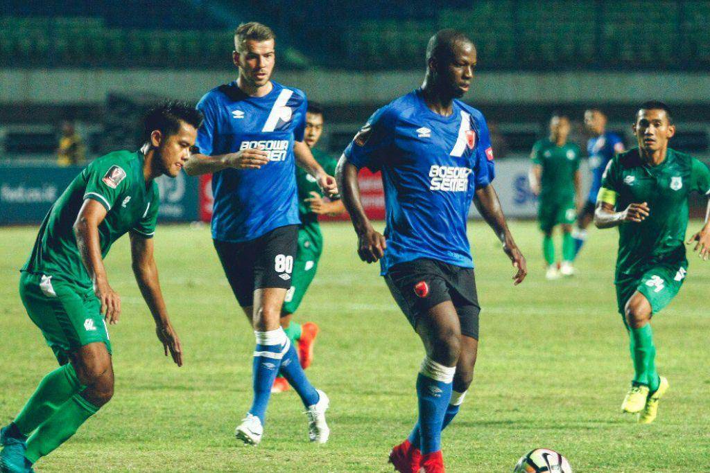 Aksi Bruce Djite (dua dari kanan) dalam laga pertama fase grup Piala Presiden 2018 antara PSM Makassar versus PSMS Medan yang berlangsung di Stadion Gelora Bandung Lautan Api Gedebage pada 16 Januari 2018. (Twitter.com/PSM_Makassar)