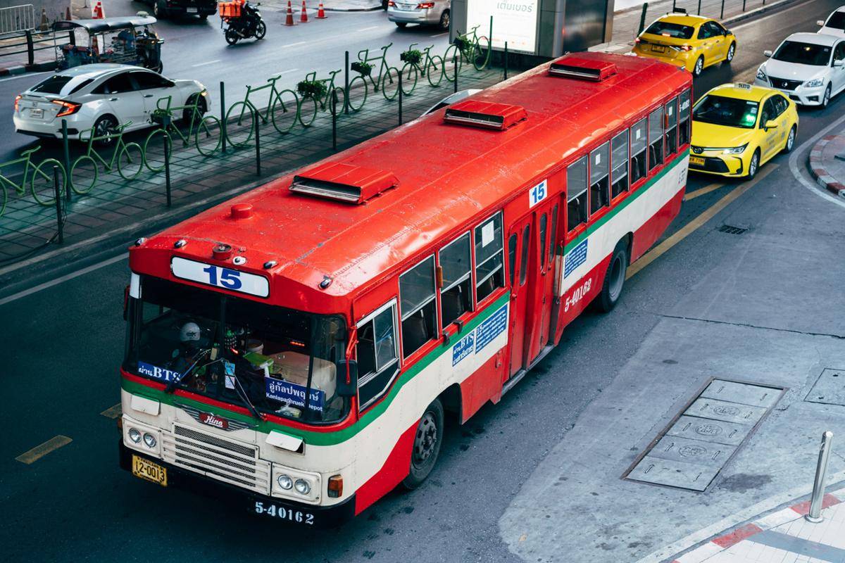 ilustrasi bus di Bangkok