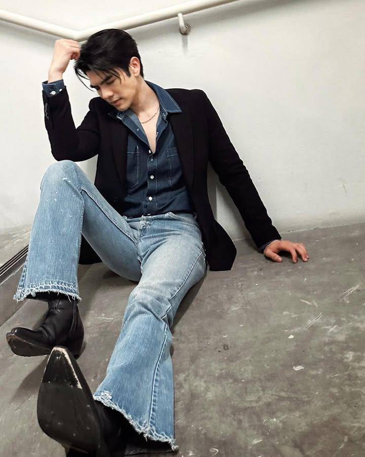 gaya french tuck ala Mile Phakphum (instagram.com/milephakphum)