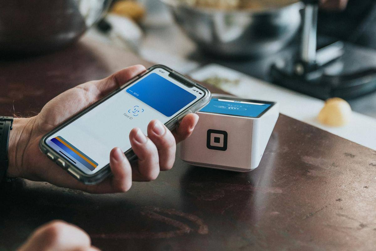 ilustrasi keuntungan e-wallet syariah (unsplash.com/Nathan Dumlao)