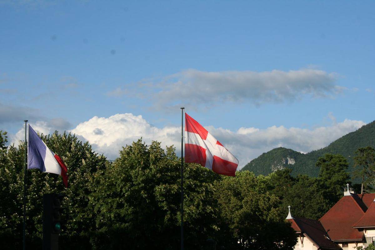 ilustrasi bendera Swiss (pexels.com/Lorenzo CLUBBING TRACKS)