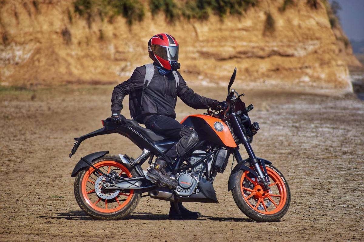 ilustrasi pria dengan jaket motor (pexels.com/Abhinav Vaghela)