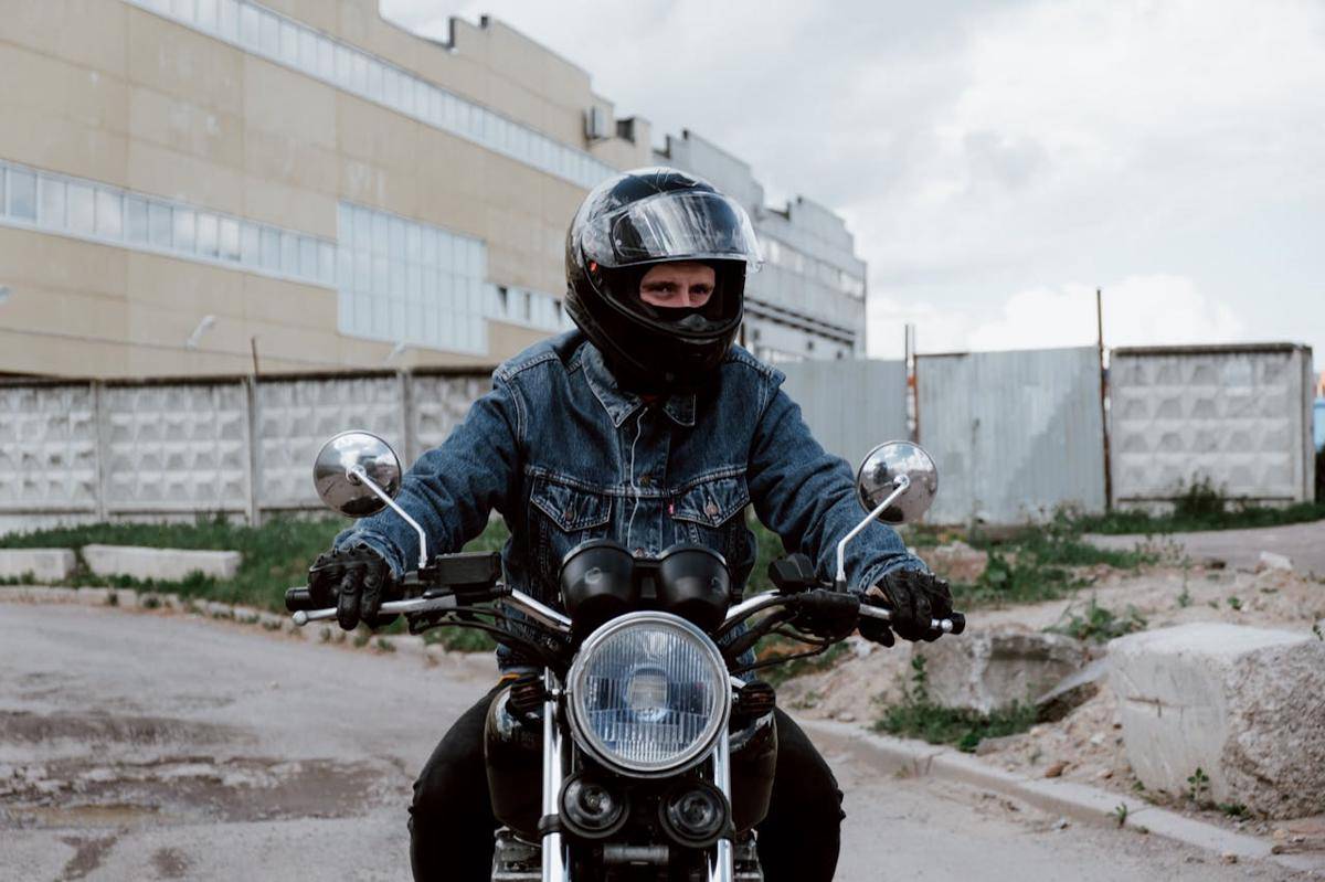 ilustrasi pria dengan jaket denim dan motor (pexels.com/cottonbro studio)