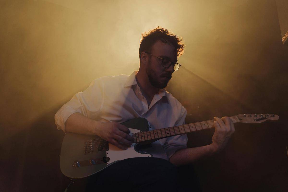 ilustrasi pria bermain gitar (pexels.com/cottonbro studio)