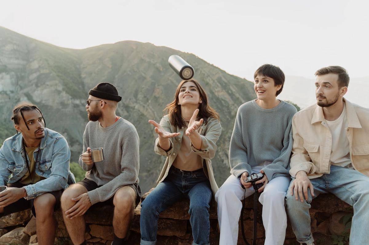 Ilustrasi pick me girl dalam grup (pexels.com/cottonbro studio)
