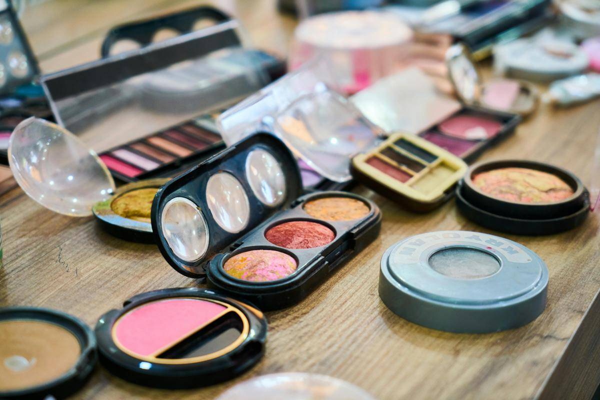 ilustrasi beragam produk make up (pexels.com/Engin Akyurt)