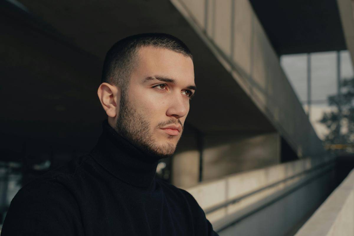 ilustrasi potongan buzz cut (pexels.com/Gaspar Zaldo)
