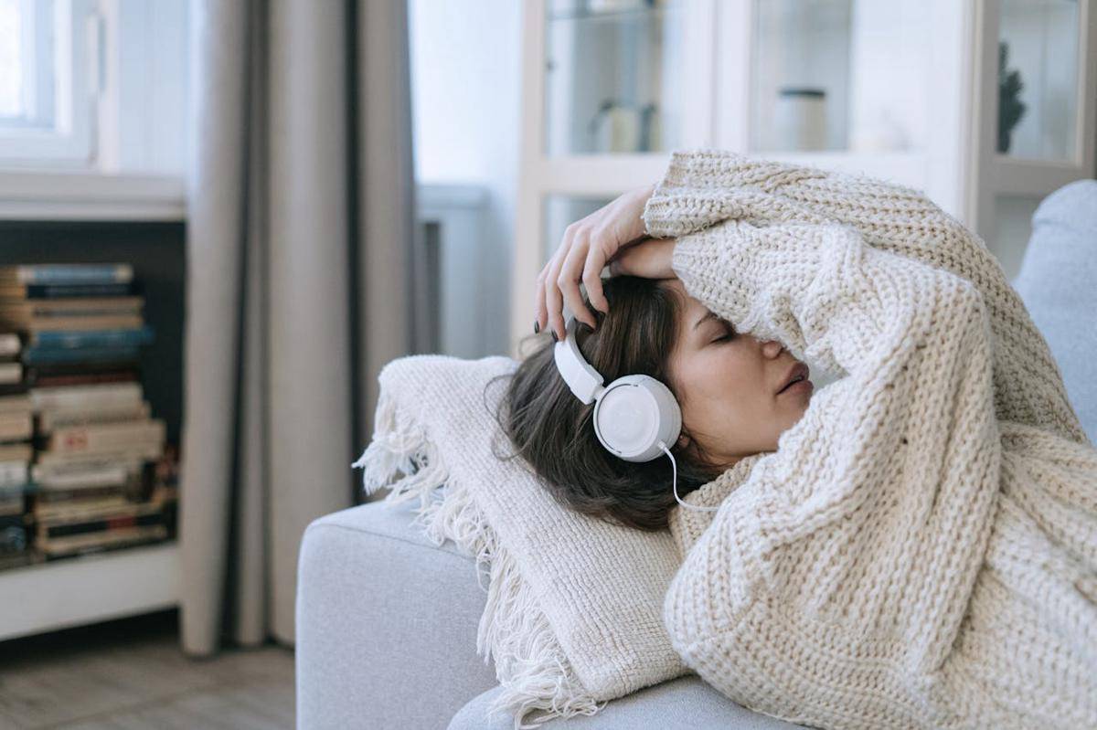 ilustrasi perempuan mendengarkan musik (pexels.com/Ivan Samkov)