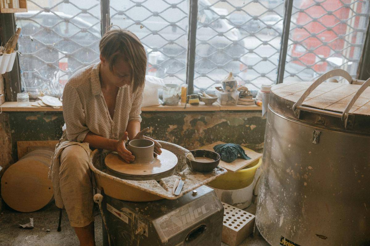 ilustrasi pengrajin tanah liat (Pexels.com/Koolshooters)