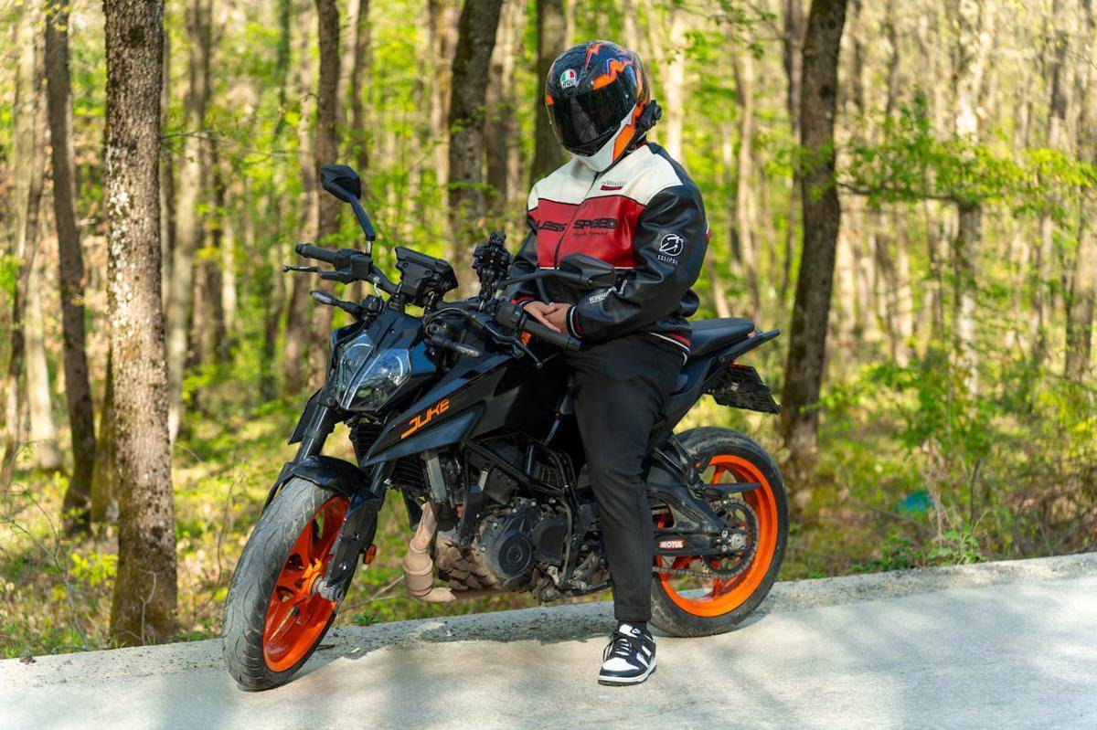 ilustrasi pria dengan jaket motor (pexels.com/Mahmut)