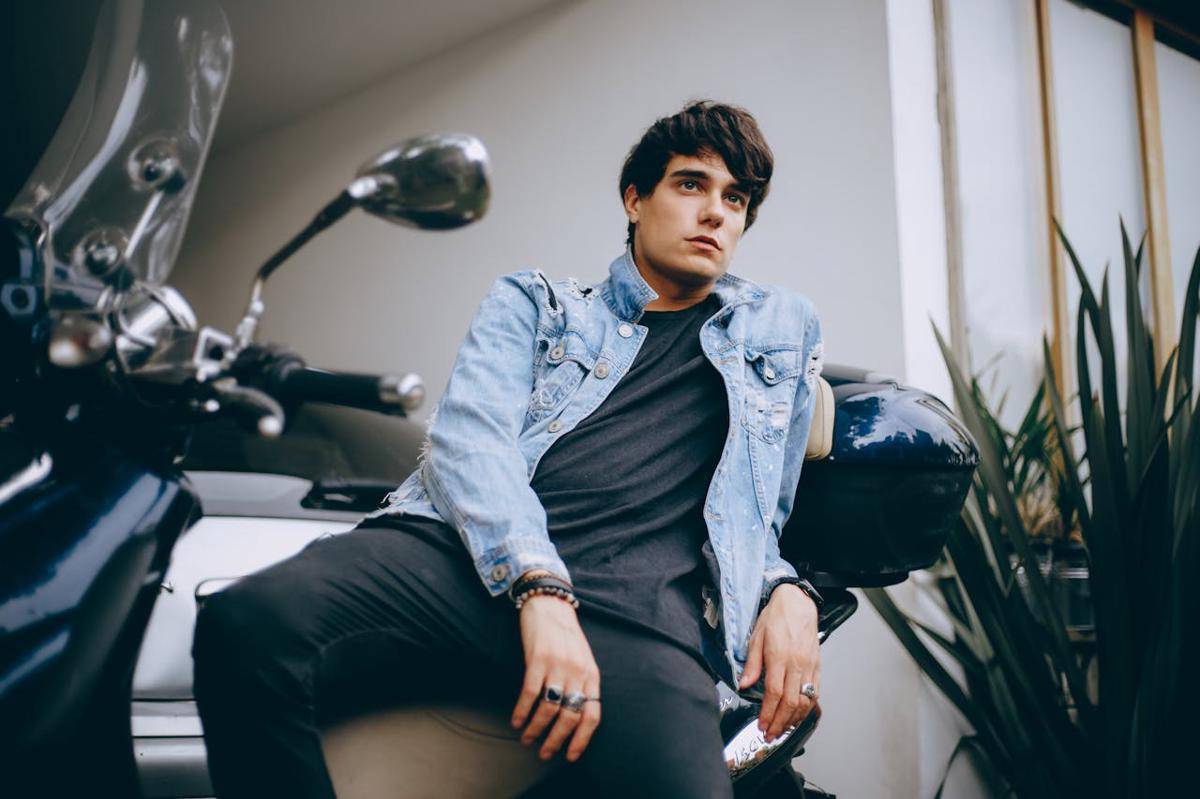 ilustrasi pria dengan jaket denim dan motor (pexels.com/Rafa Barros)