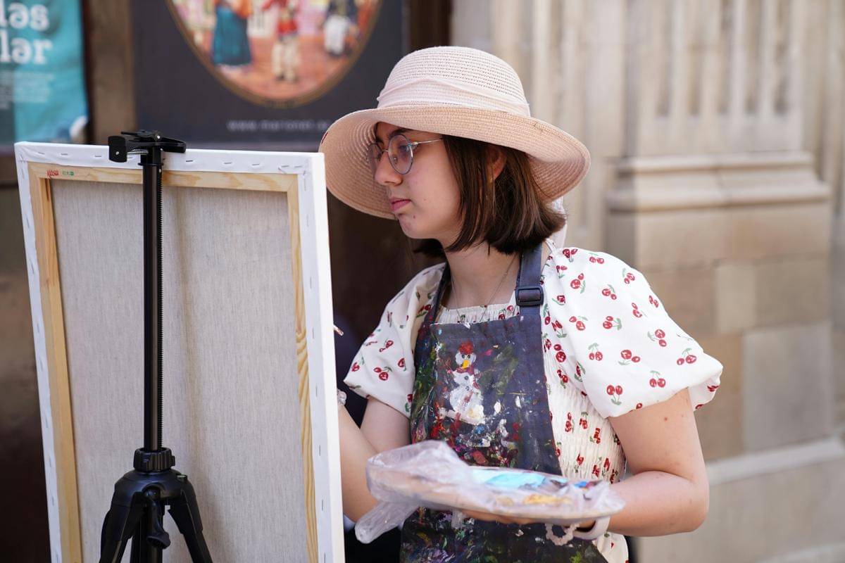 Ilustrasi wanita sedang melukis (Pexels.com/Tahir Xəlfə)