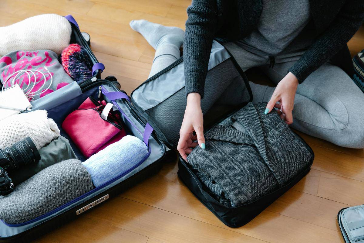 ilustrasi seseorang sedang packing pakaian ke dalam koper (pexels.com/Timur Weber)