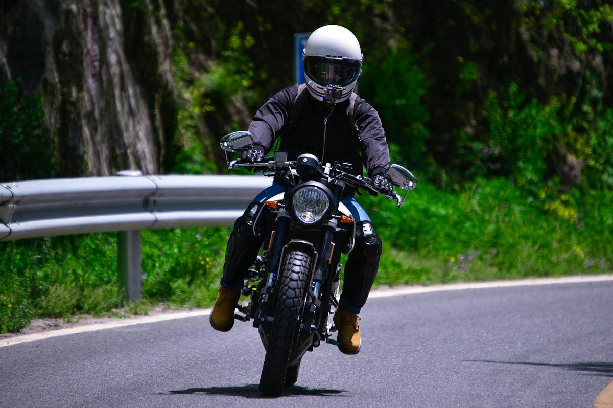 ilustrasi berkendara motor (pexels.com/Zszen John)