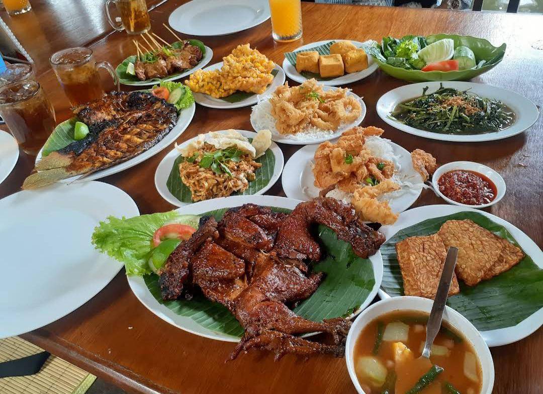 Gurih 7 Bogor - Saung Lesehan & Kuliner Sunda (google.com/maps/Mulyani Js)