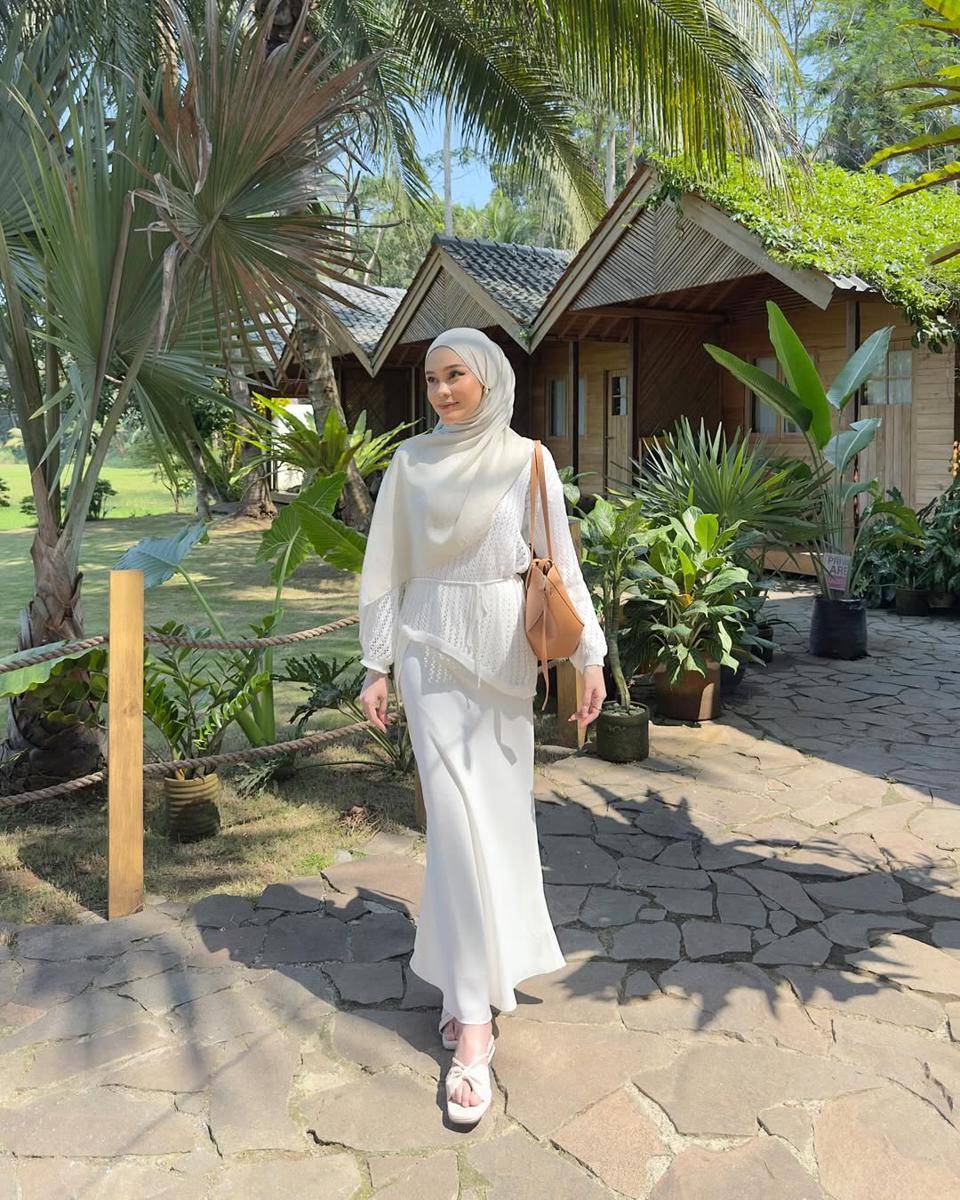 potret OOTD hijab nuansa putih ala Putri Nurliyani