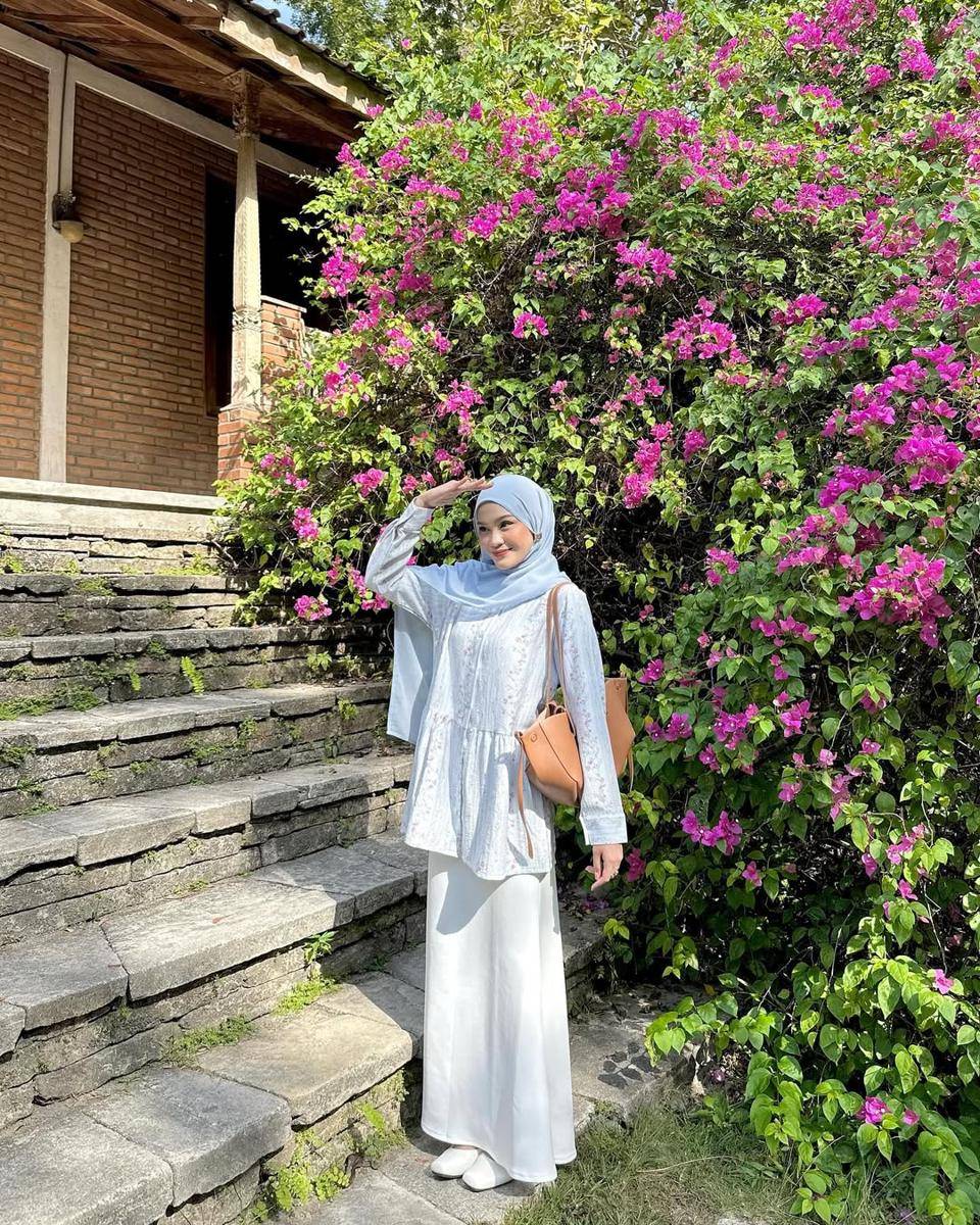 potret OOTD hijab nuansa putih ala Putri Nurliyani