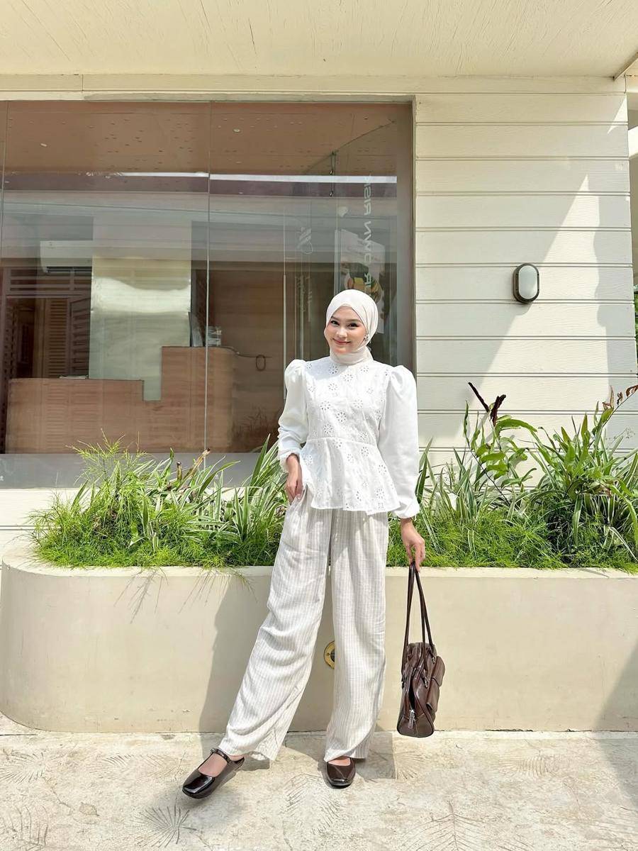 potret OOTD hijab nuansa putih ala Putri Nurliyani