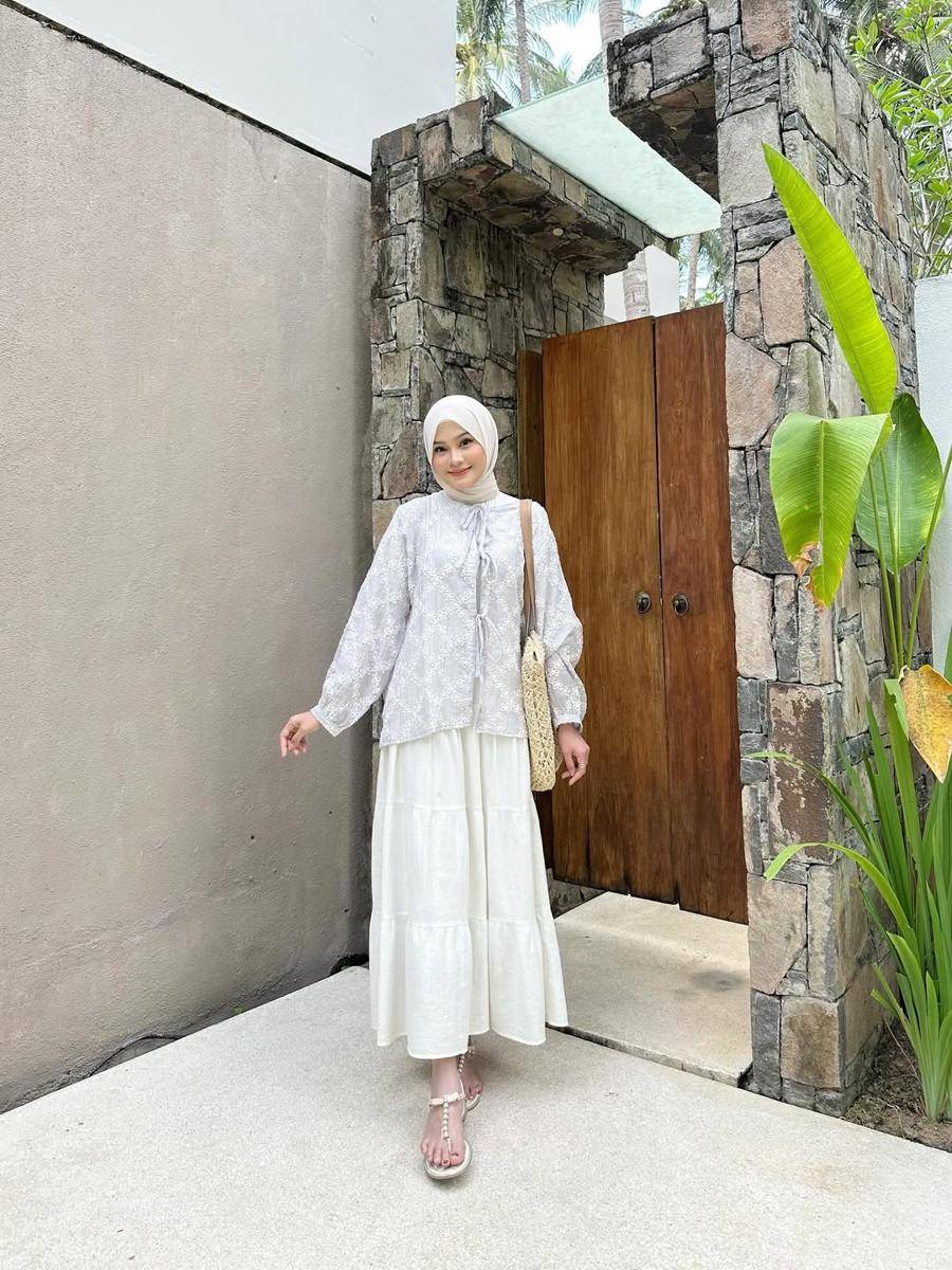 potret OOTD hijab nuansa putih ala Putri Nurliyani