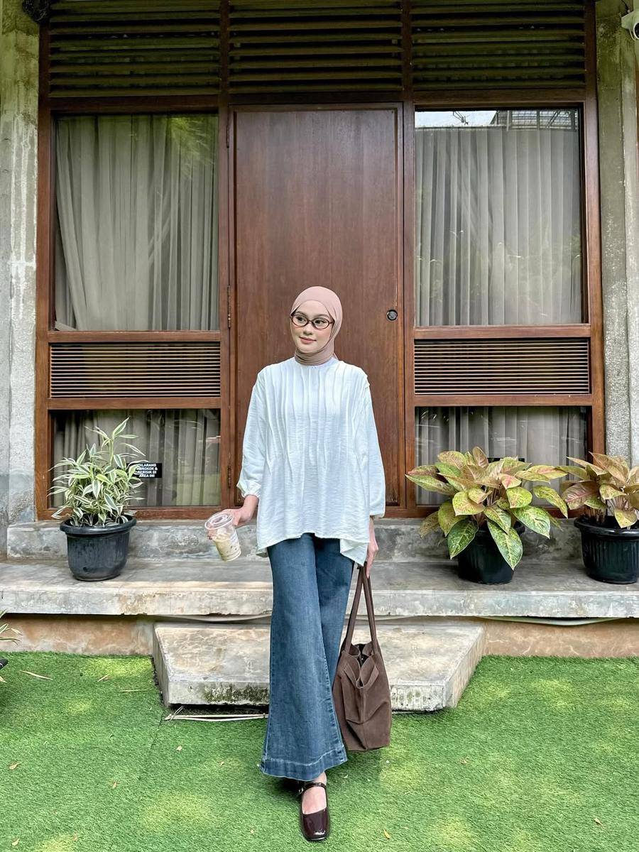 potret OOTD hijab nuansa putih ala Putri Nurliyani