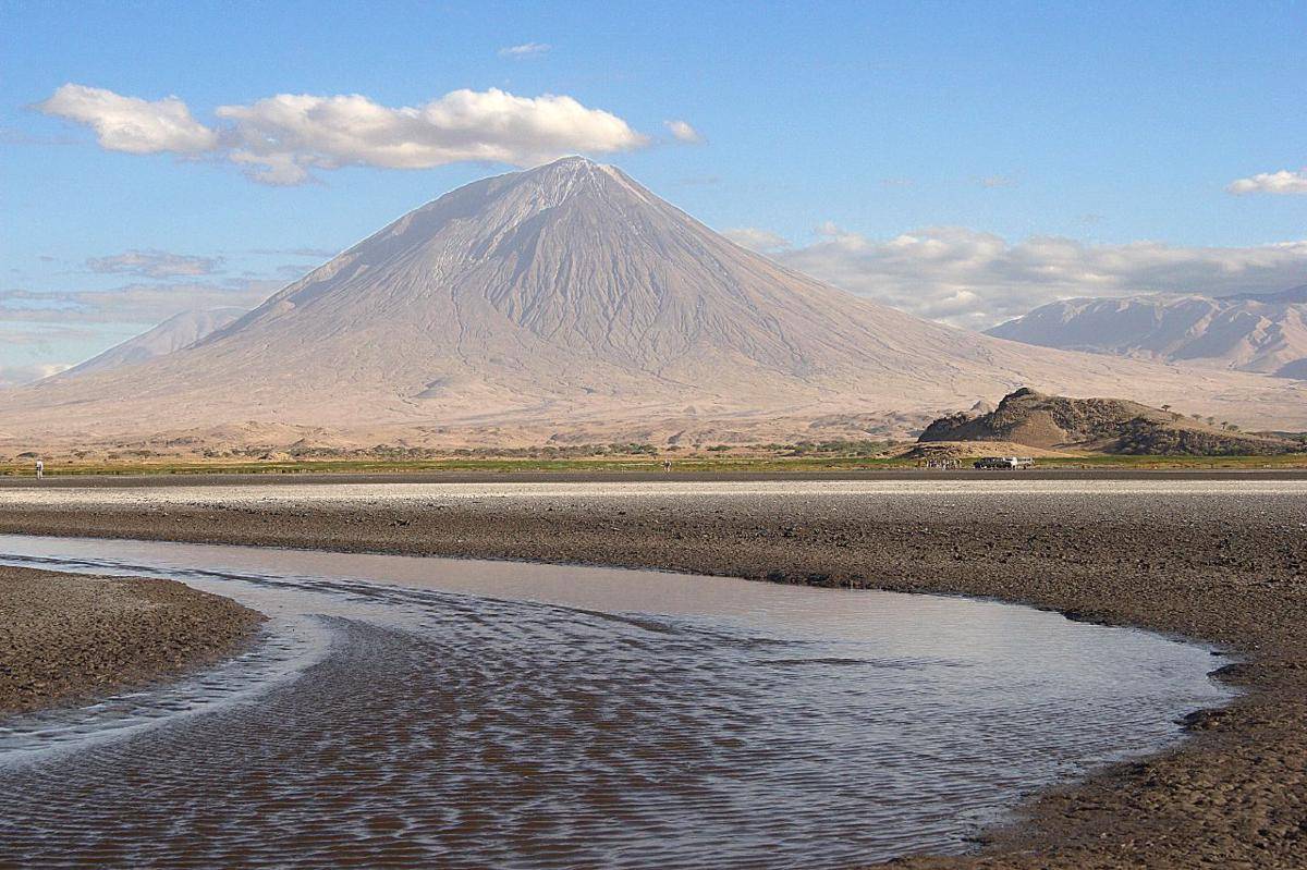 Gunung Ol Doinyo Lengai, sebuah gunung berapi aktif yang terletak di sepanjang Sistem Retakan Afrika Timur