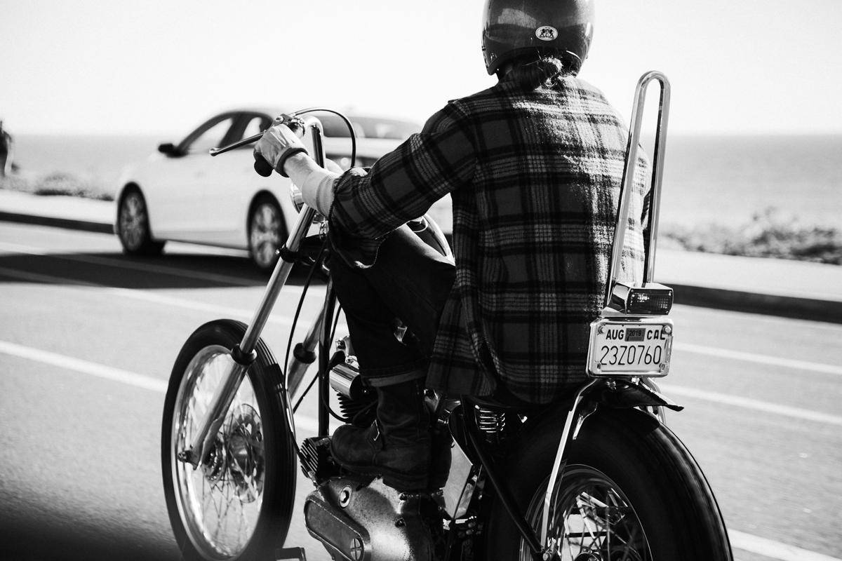 ilustrasi pria dengan kemeja flanel dan motor (unsplash.com/Trent Haaland)