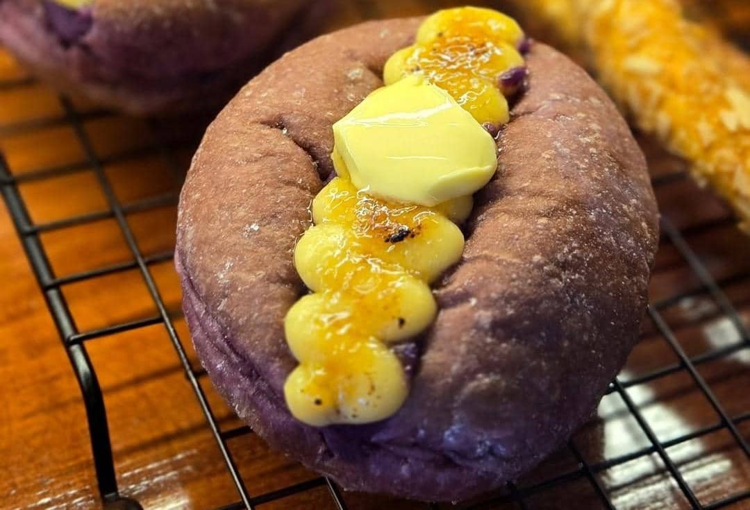 ilustrasi ube brulee donat