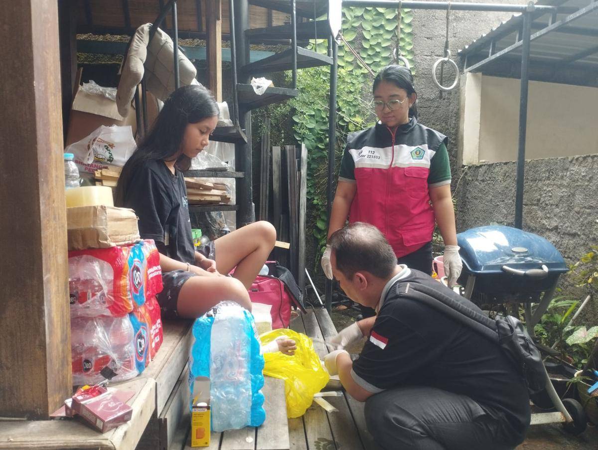 Pemeriksaan kesehatan kepada masyarakat terdampak banjir di Kota Denpasar