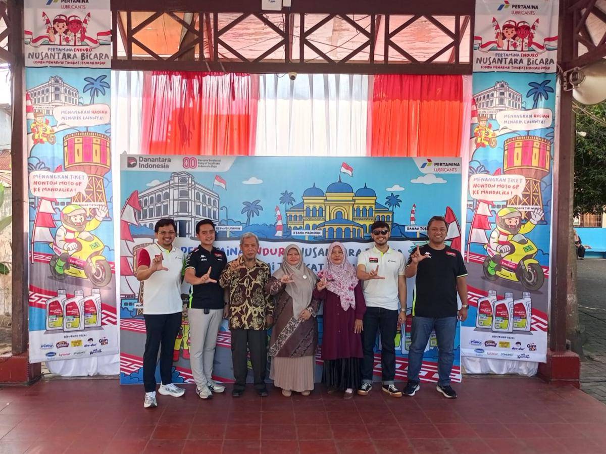 Foto Bersama Perwakilan Pertamina Enduro dengan Perwakilan SD Muhammadiyah 02 Medan.jpg