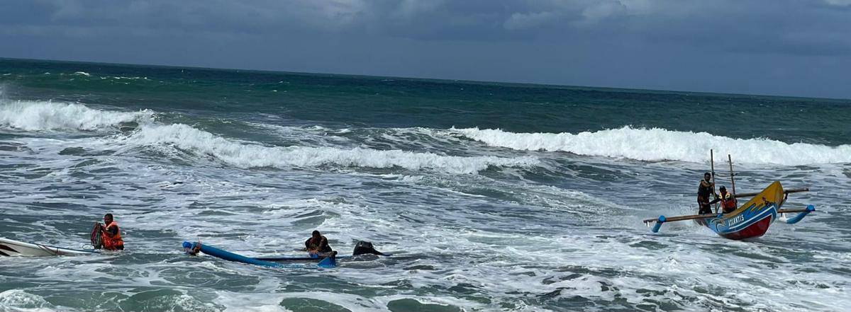 kapal nelayan Pantai Depok Bantul dihantam gelombang pasang. (Dokumentasi Humas Polres Bantul)