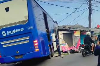 Bus TransJakarta menabrak kios dan rumah di Jl. Raya Stasiun Cakung, Pulogebang, Cakung, Jakarta Timur pada Jum'at (19/9/25) pagi. (Instagram.com/infopenggilingan)