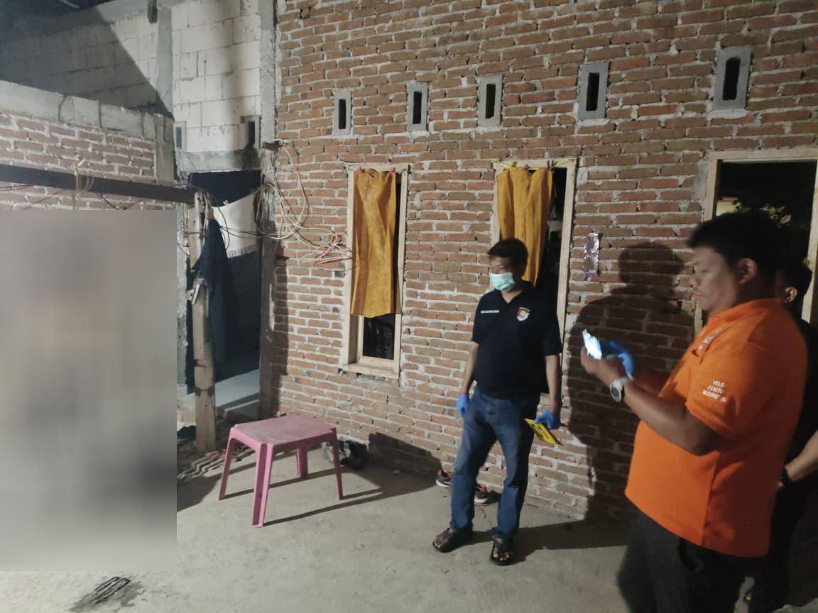 Penemuan jenazah tergantung di Jalan Jaya Buntusu, Kecamatan Tamalanrea, Kota Makassar, pada Kamis (18/92/2025). (Dok. Istimewa)
