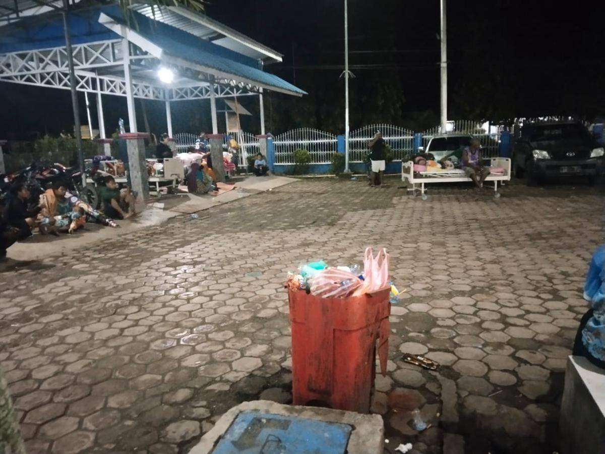 Sejumlah warga berkumpul di luar gedung usai gempa Magnitudo 6,6 mengguncang wilayah Nabire, Papua Tengah, pada Jumat dini hari (19/9/2025). (Dok. Istimewa)