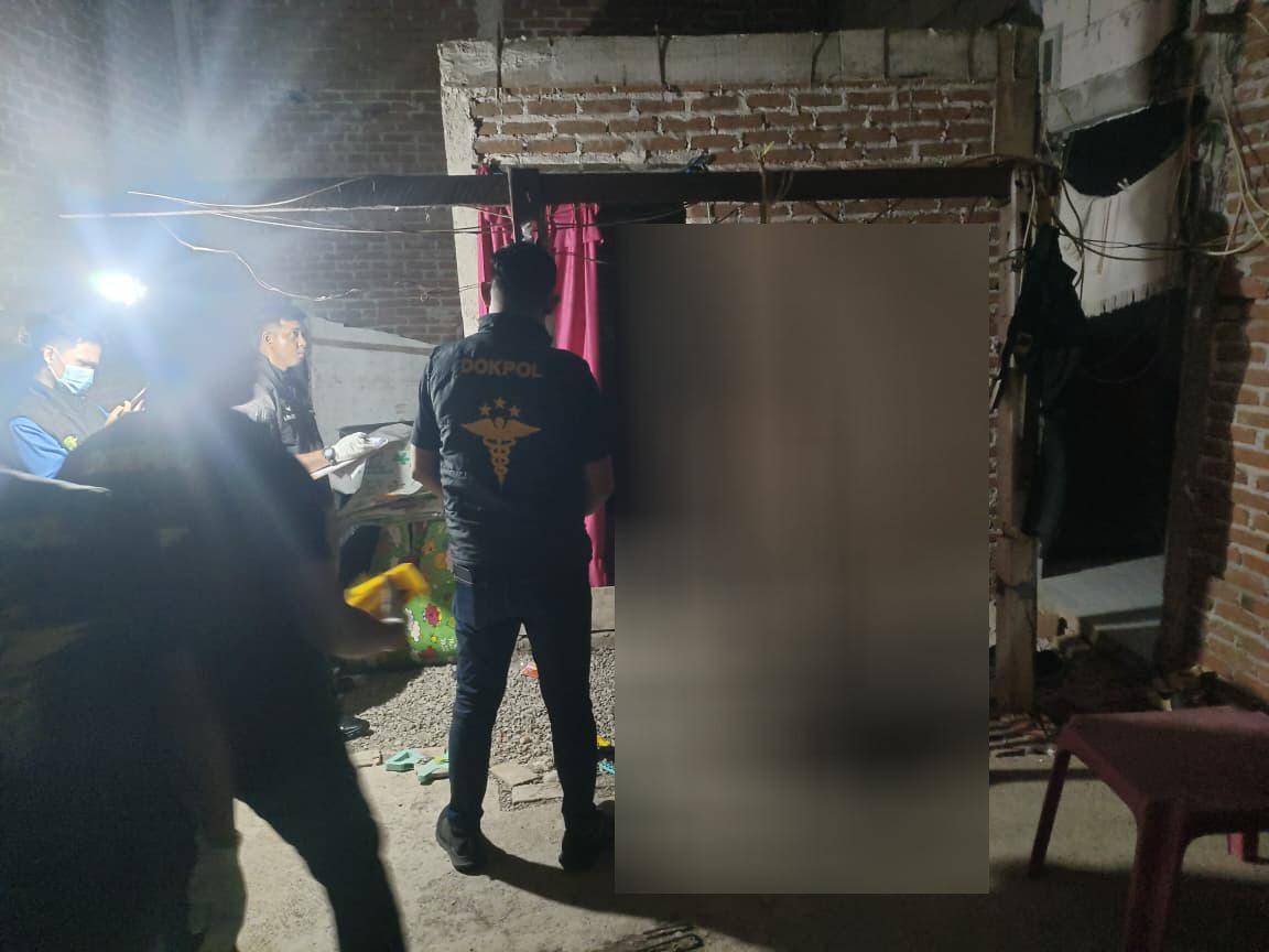 Penemuan jenazah tergantung di Jalan Jaya Buntusu, Kecamatan Tamalanrea, Kota Makassar, pada Kamis (18/92/2025). (Dok. Istimewa)