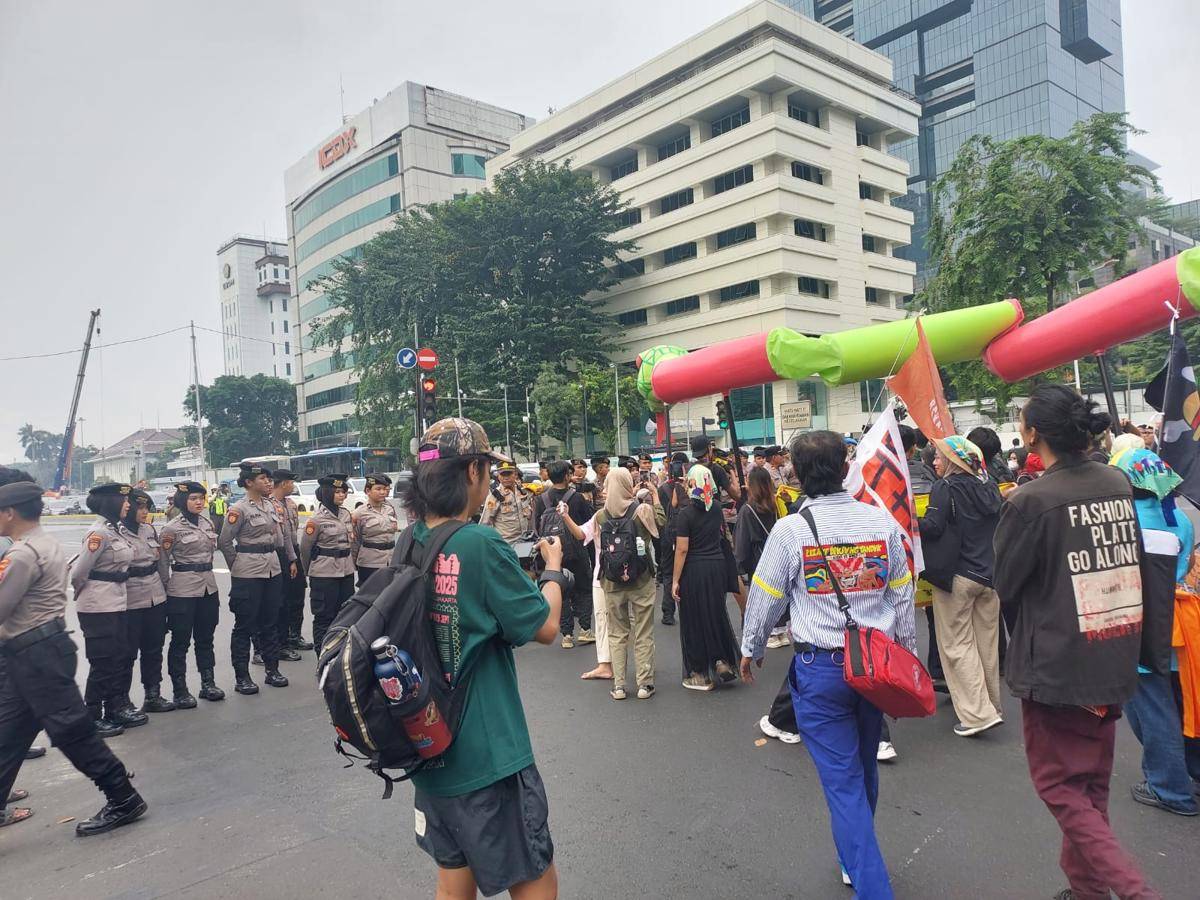 Massa aksi darurat perubahan iklim deadlock dengan polisi dan menyebabkan kemacetan di Jalan MH Thamrin, Jakarta Pusat. (IDN Times/Santi Dewi)
