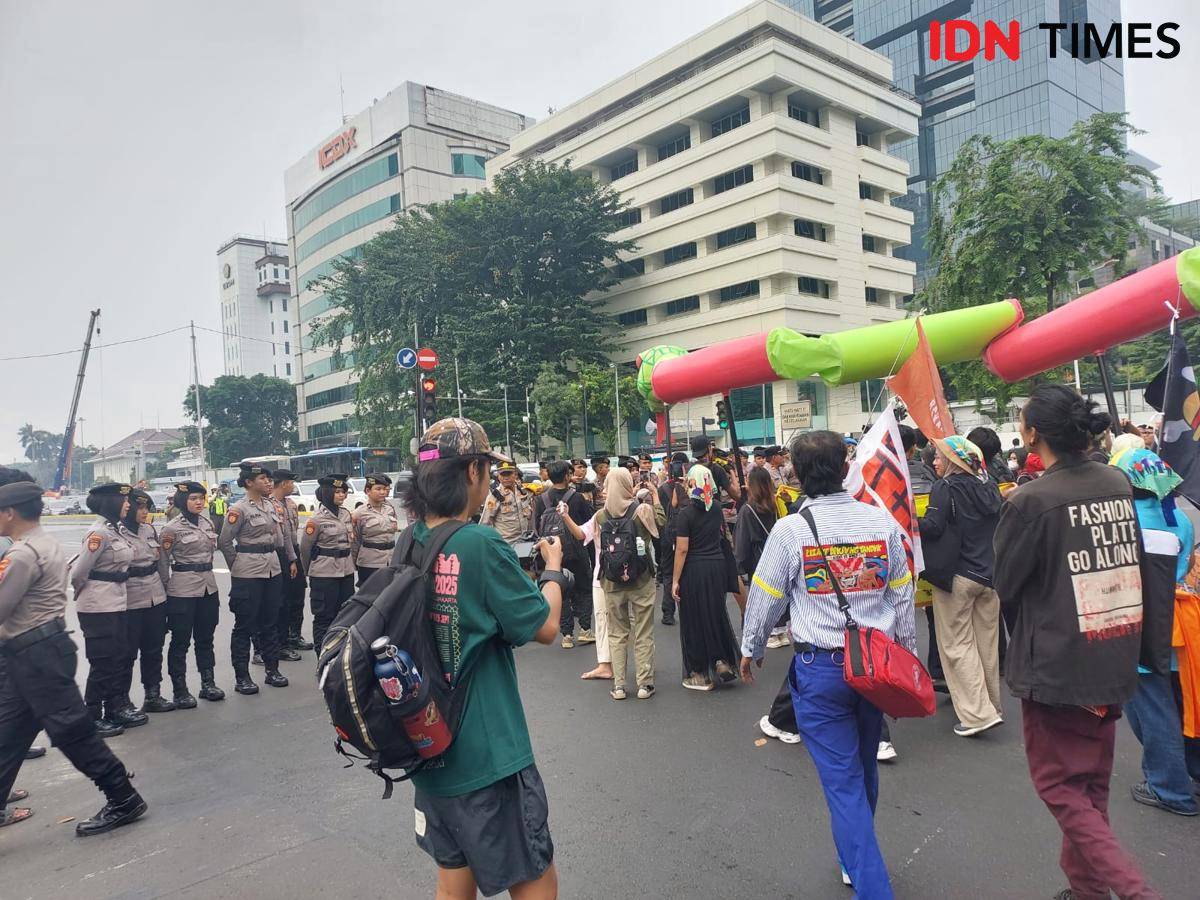 Massa Aksi Darurat Perubahan Iklim "Drew The Line"
