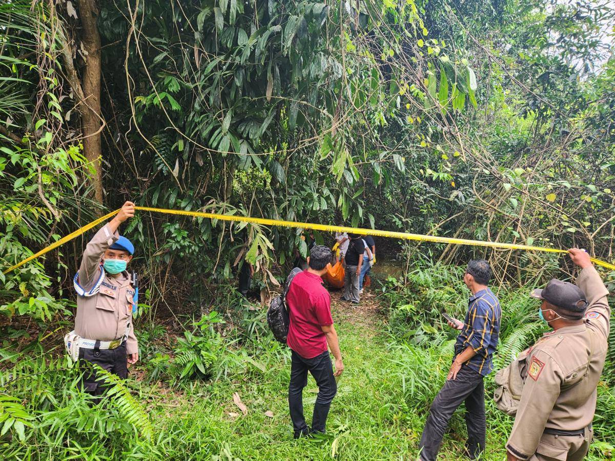 Satreskrim Polres Lampung Tengah membeberkan kronologi kasus pembunuhan ADR (15), seorang siswi ditemukan tewas mengenaskan di aliran sungai area perkebunan tebu Kampung Gunung Batin Udik, Kecamatan Terusan Nunyai, Kabupaten Lampung Tengah. 