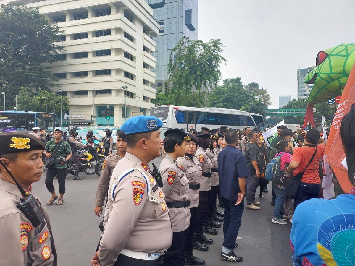 Massa aksi darurat perubahan iklim deadlock dengan polisi dan menyebabkan kemacetan di Jalan MH Thamrin, Jakarta Pusat. (IDN Times/Santi Dewi)